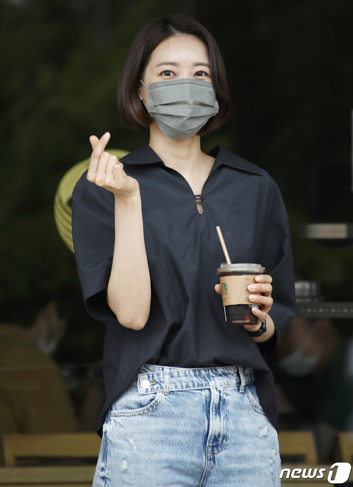 (서울=뉴스1) 권현진 기자 = 배우 왕지혜가 1일 서울 영등포구 여의도 KBS 별관에서 진행되는 '속아도 꿈결' 녹화에 참석하기 위해 들어서며 인사를 하고 있다. 2021.6.1 …