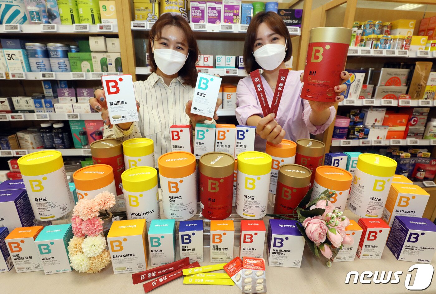 본문 이미지 - 1일 오전 이마트 성수점에서 모델들이 'Biopublic(바이오퍼블릭)' 건강기능식품 브랜드 론칭을 소개하고 있다. 이마트는 건기식 자체브랜드 Biopublic을 론칭하고 오는 3일부터 노브랜드 전문점, SSG닷컴과 함께 본격 판매에 나선다. (이마트 제공) 2021.6.1/뉴스1