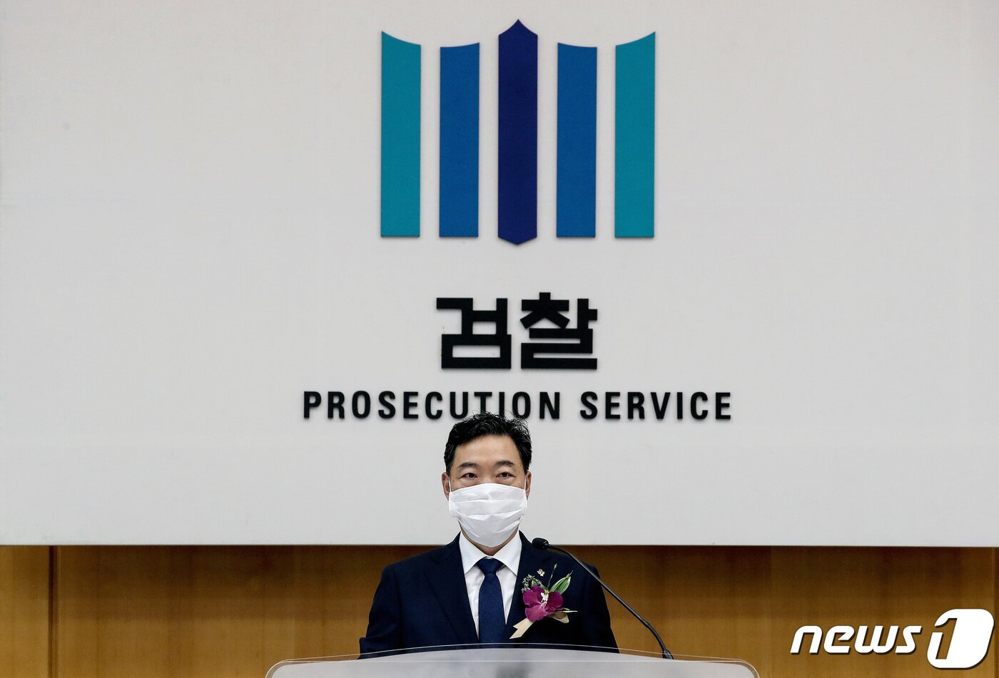 본문 이미지 - 김오수 신임 검찰총장이 1일 오후 서울 서초구 대검찰청에서 열린 취임식에서 취임사를 하고 있다. 윤석열 전 검찰총장이 사퇴한 지 석 달 만에 검찰 수장에 오른 김 총장은 문재인 정부의 마지막 검찰총장으로 이날부터 2년간의 임기를 시작한다.  신웅수 기자