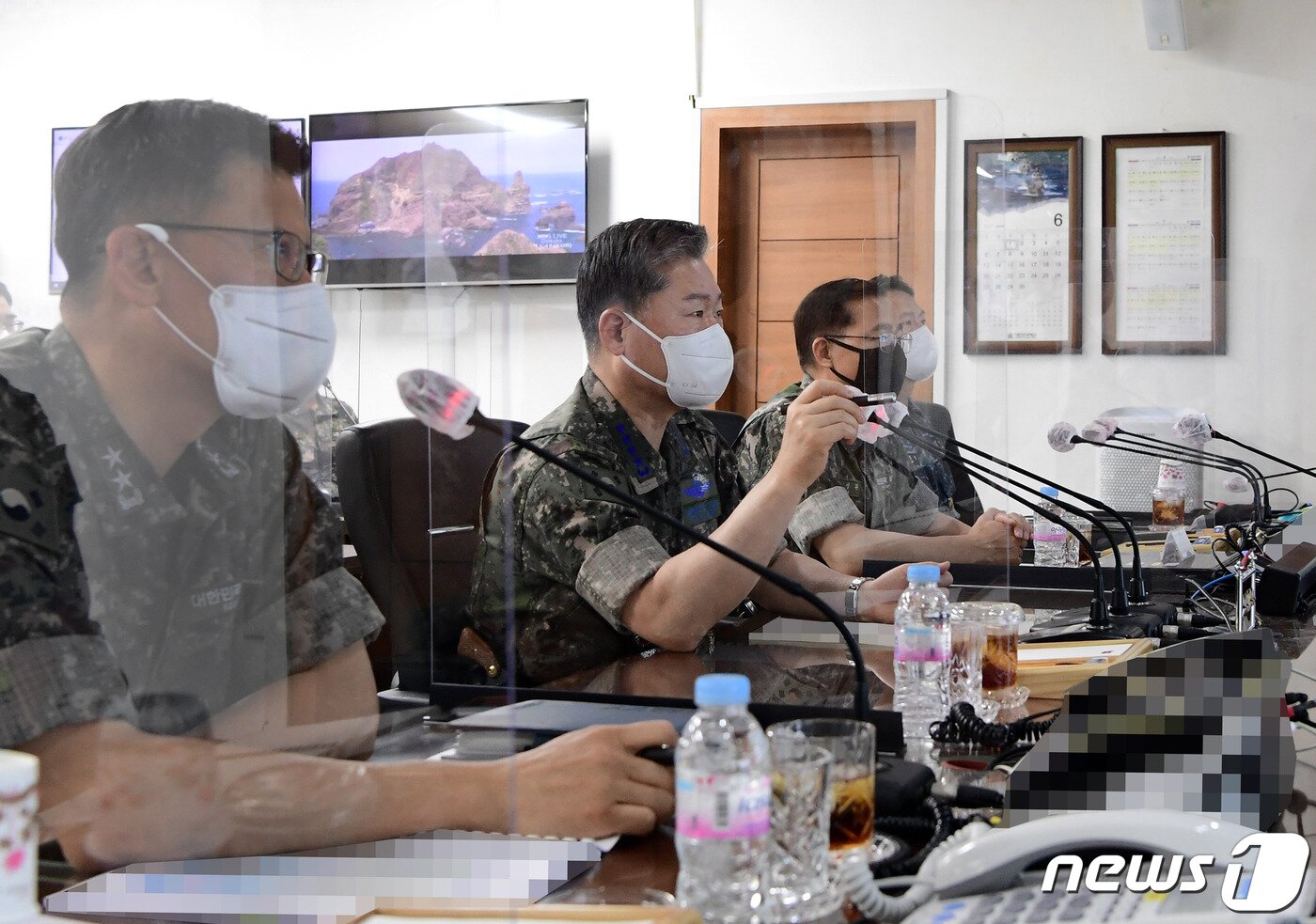 본문 이미지 - 원인철 합동참모본부의장(가운데)이 1일 해군 제1함대사령부에서 군사대비태세를 점검했다. (합참 제공) ⓒ 뉴스1