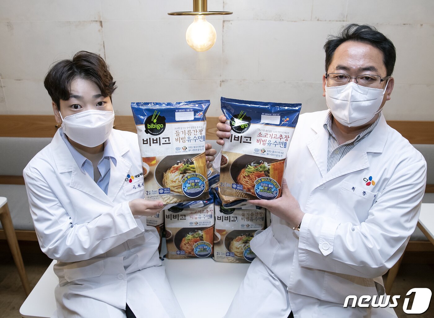 본문 이미지 - 이희민 CJ식품연구소 연구원과 최종택 부장(오른쪽)이 1일 오후 서울 중구 CJ제일제당센터에서 뉴스1과 인터뷰를 앞두고 포즈를 취하고 있다. 2021.6.1/뉴스1 ⓒ News1 김진환 기자
