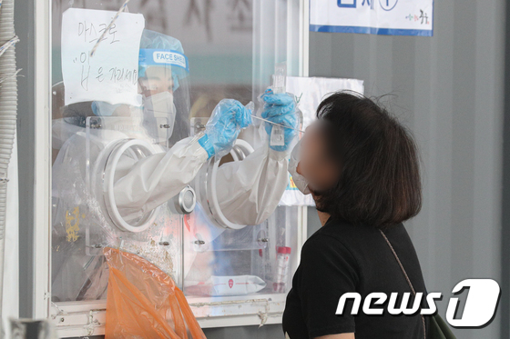 10일 오전 서울역 광장에 마련된 중구 임시선별진료소에서 의료진이 코로나19 검사를 하고 있다.© News1 성동훈 기자