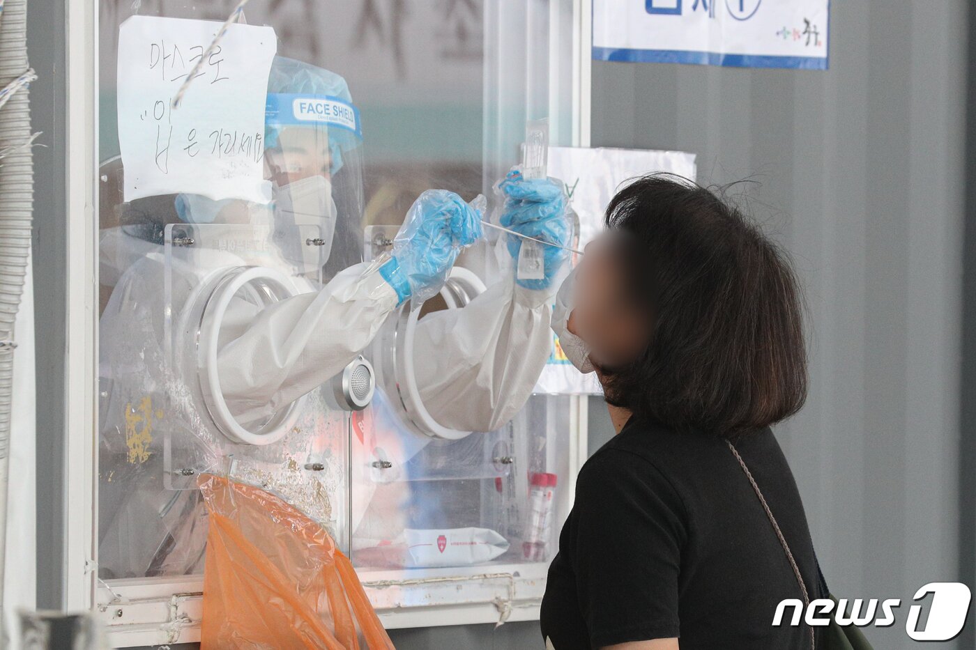 본문 이미지 - 10일 오전 서울역 광장에 마련된 중구 임시선별진료소에서 의료진이 코로나19 검사를 하고 있다.ⓒ News1 성동훈 기자