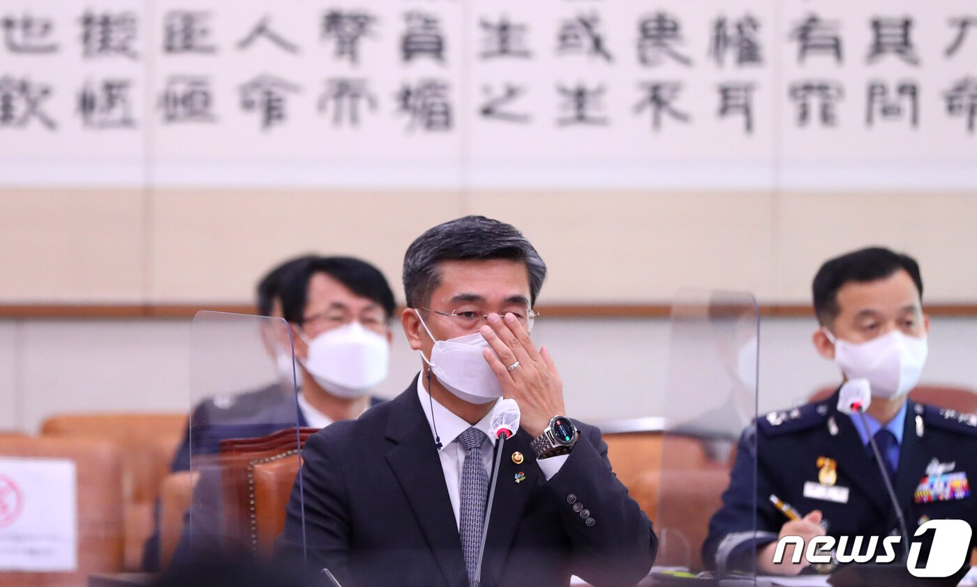본문 이미지 - 서욱 국방부 장관이 10일 오전 서울 여의도 국회에서 열린 법제사법위원회 전체회의 공군 성추행 사건 관련 긴급현안질의에 출석해 안경을 고쳐 쓰고 있다. 2021.6.10/뉴스1 ⓒ News1 구윤성 기자