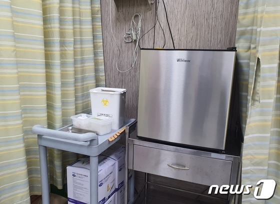 10일 부산 사하구 장림한서병원 백신 냉장고에 얀센 백신이 보관돼 있다.2021.6.10 /뉴스1 노경민 기자