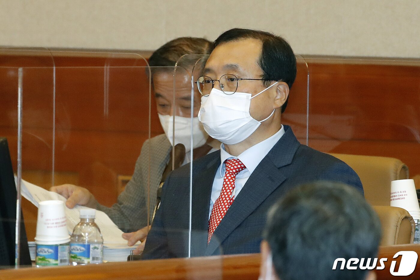 본문 이미지 - 10일 오후 서울 종로구 헌법재판소에서 열린 '재판 개입 의혹' 관련 임성근 전 부산고법 부장판사의 탄핵심판 첫 변론기일에 임성근 전 부장판사가 피청구인석에 앉아있다.  2021.6.10/뉴스1 ⓒ News1 이승배 기자