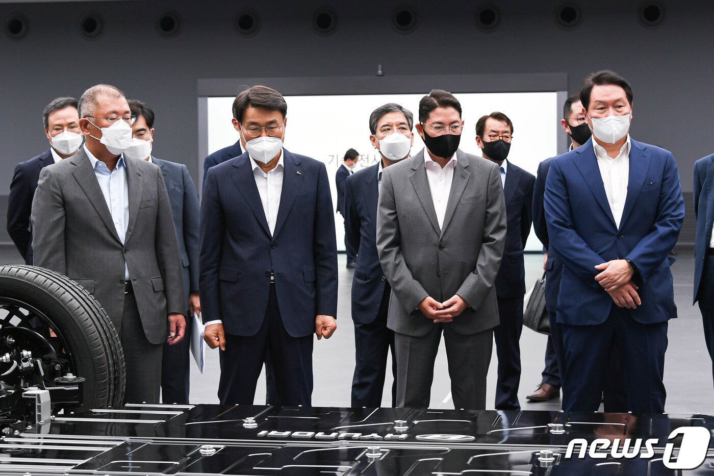 본문 이미지 - 정의선 현대차그룹 회장(왼쪽부터), 최정우 포스코그룹 회장, 조현준 효성그룹 회장, 최태원 SK그룹 회장이 10일 경기도 화성시 현대자동차·기아 기술연구소에서 수소기업협의체 설립 논의 후 전기차 전용 플랫폼 E-GMP에 대한 설명을 듣고 있다. (현대차그룹 제공) 2021.6.10/뉴스1