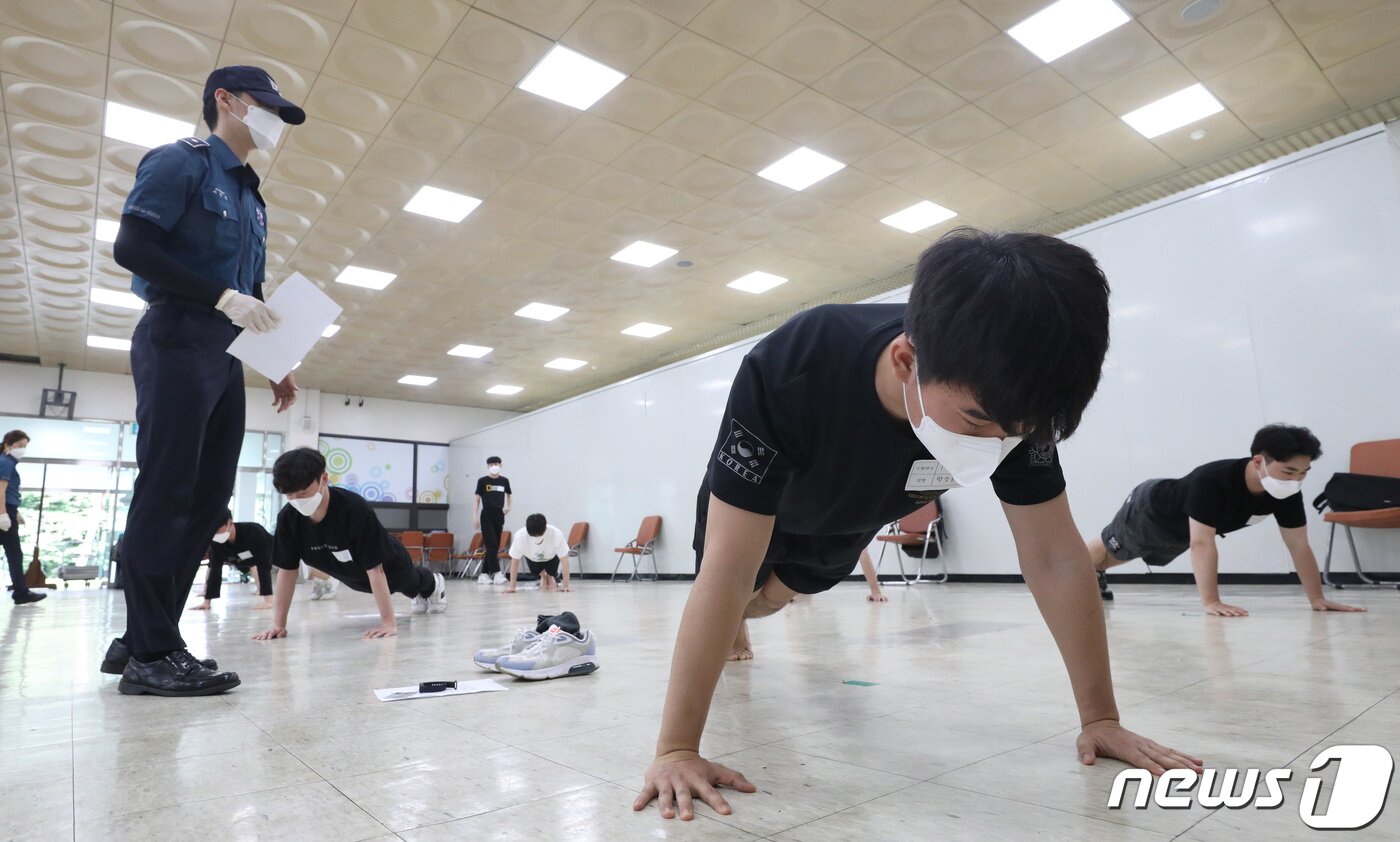 본문 이미지 - 경기남부경찰청이 2023년 의무경찰제도 폐지를 앞두고 마지막 의무경찰 모집 시험을 실시하고 있는 10일 오후 경기도 수원시 장안구 경기남부경찰청에서 응시생들이 체력시험을 치르고 있다. 경기남부경찰청은 마지막 의무경찰 선발을 위해 이달 7일부터 11일간 5일 동안 진행할 예정이고 의무경찰 감축에 따른 업무 공백은 경찰관 기동대 신설, 청사 방호 업무 전담 인력 채용 등으로 대체할 예정이라고 밝혔다. 1 김영운 기자