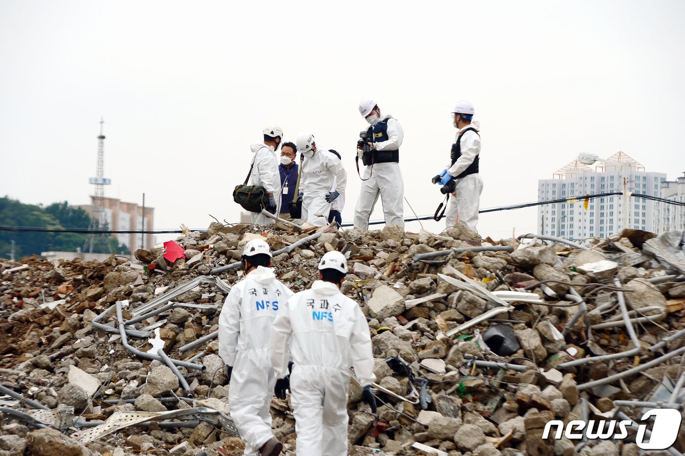 본문 이미지 - 10일 오후 광주 동구 학동 재개발지역 건물 붕괴 현장에서 국과수 관계자들이 합동감식을 진행하고 있다. 전날 철거 중이던 5층 건물이 붕괴되면서 주행 중이던 시내버스가 매몰, 9명이 사망하고 8명이 부상을 입었다.   정다움 기자