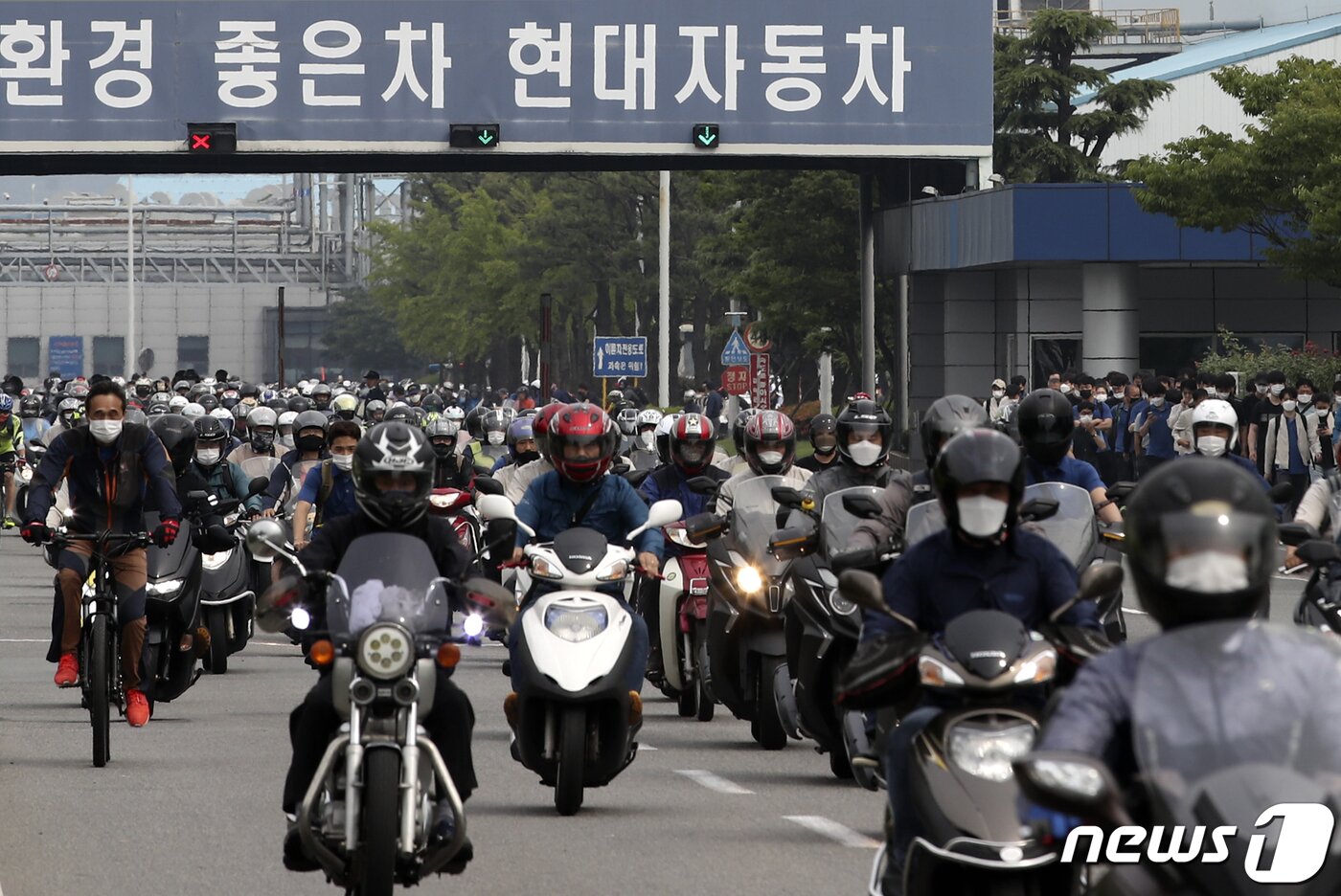 본문 이미지 - 10일 오후 현대자동차 울산공장 명촌정문에서 1조 근로자들이 퇴근하고 있다.2021.6.10/뉴스1 ⓒ News1 윤일지 기자