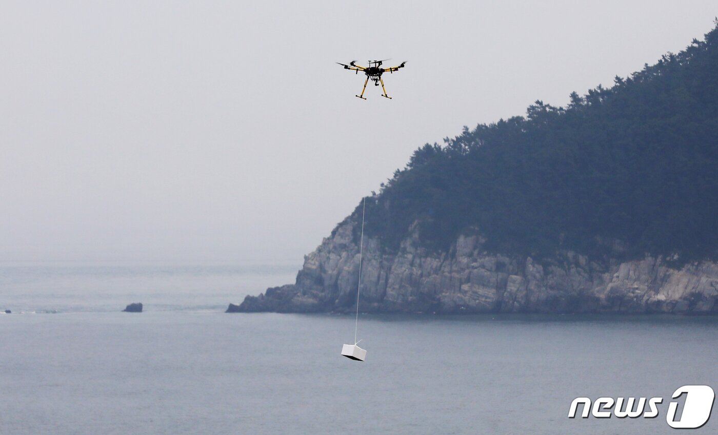 본문 이미지 - 지난해 드론을 이용해 해상에 있는 선박으로 물품을 배송하는 모습. 2021.6.10/뉴스1 ⓒ News1 여주연 기자