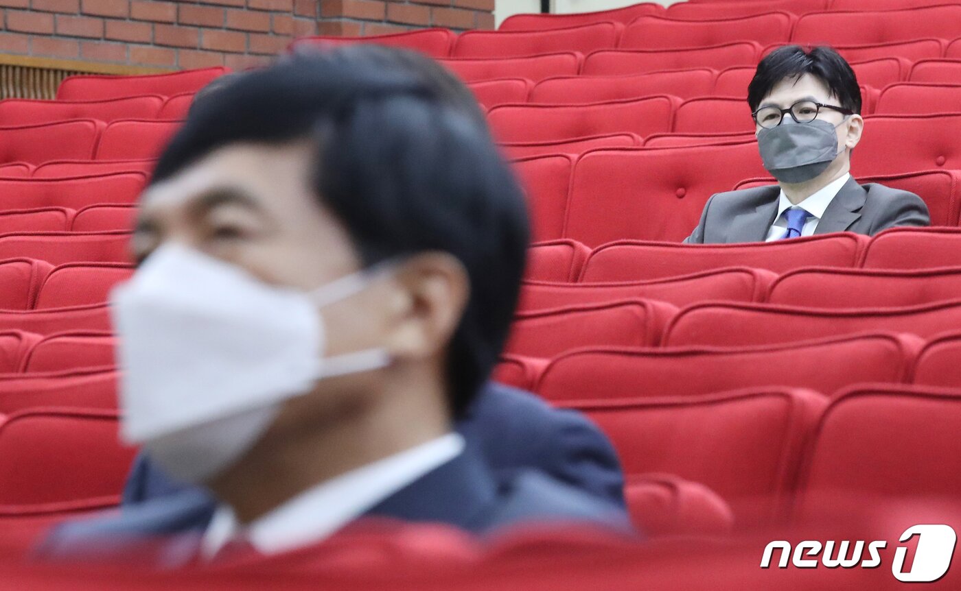본문 이미지 - 경기도 정부과천청사 법무부 대강당에서 열린 검찰 고위간부 보직변경 신고식에서 이성윤 서울고검장(왼쪽)과 한동훈 사법연수원 부원장이 자리에서 박범계 장관의 축사를 듣고 있다. 2021.6.10/뉴스1 ⓒ News1 김진환 기자