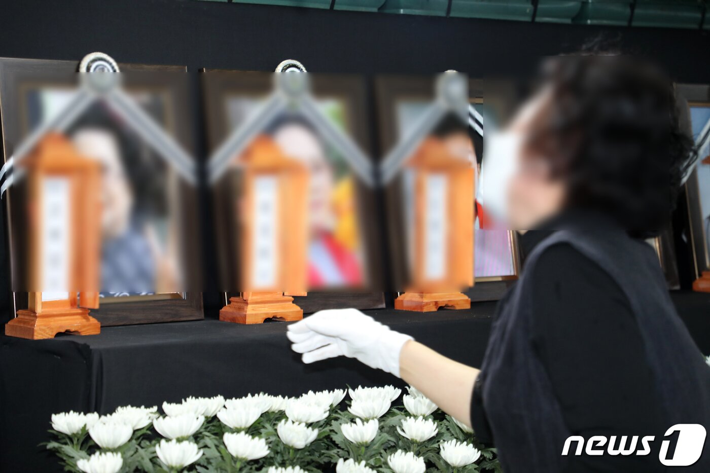 본문 이미지 - 10일 오후 광주 건물 붕괴 참사 희생자들의 합동분향소가 차려진 광주 동구청 앞에서 한 유가족이 희생자 영정사진 앞에서 오열하고 있다.  허단비 기자