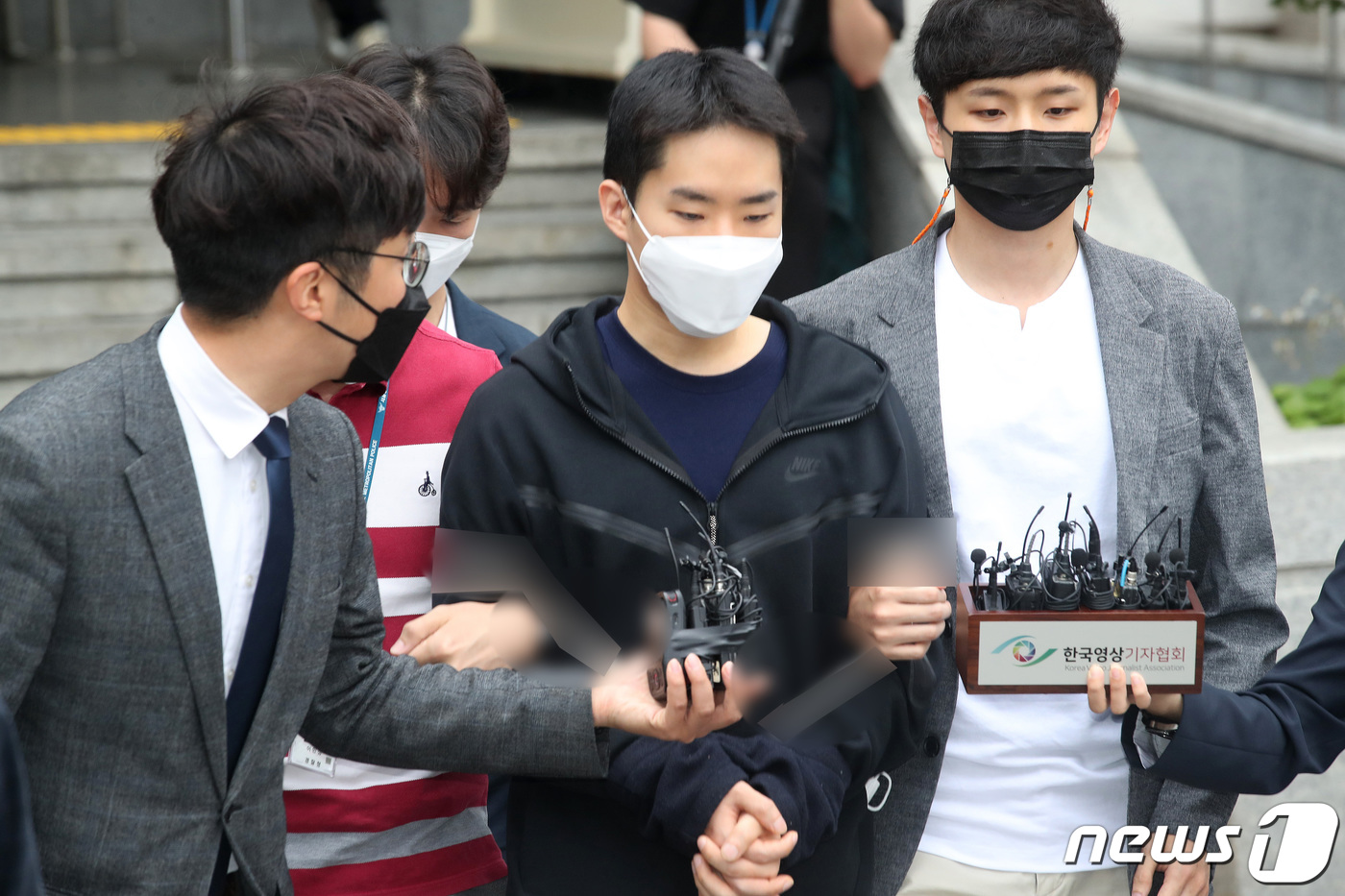 (서울=뉴스1) 임세영 기자 = 남성 1300여명의 나체영상을 녹화해 유포한 이른바 '제2 n번방' 피의자 김영준(29·남)이 11일 오전 서울 종로경찰서를 나와 서울중앙지검으로 …