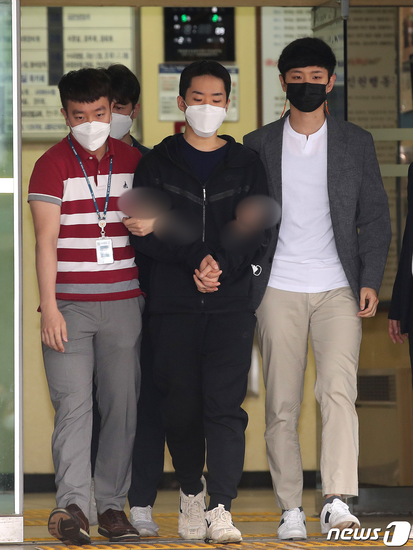 (서울=뉴스1) 임세영 기자 = 남성 1300여명의 나체영상을 녹화해 유포한 이른바 '제2 n번방' 피의자 김영준(29·남)이 11일 오전 서울 종로경찰서를 나와 서울중앙지검으로 …