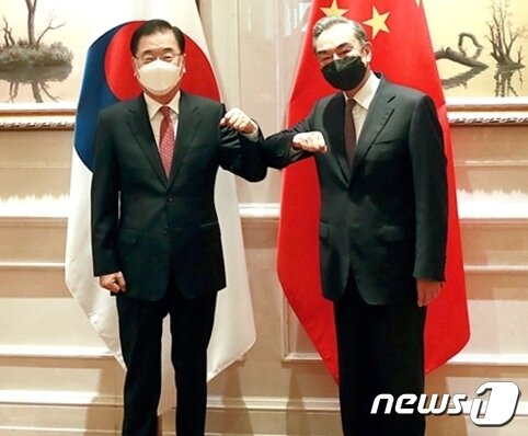 본문 이미지 - 정의용 외교부 장관은 지난 4월3일 중국 푸젠성 샤먼에서 왕이(王毅) 중국 국무위원 겸 외교부장과 한중 외교장관회담 및 오찬을 가졌다.(외교부제공)ⓒ 뉴스1