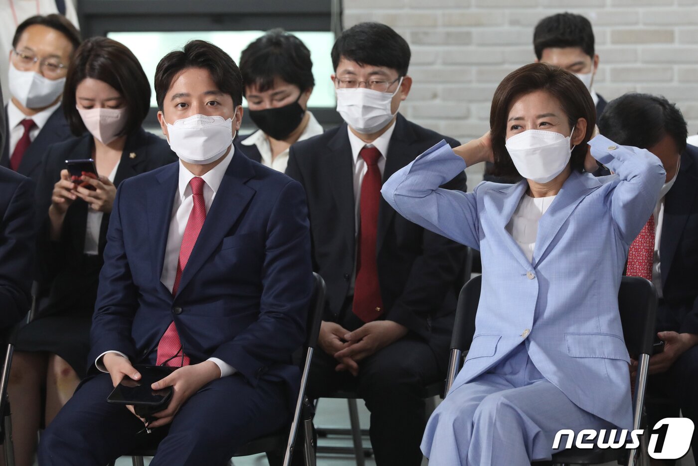 본문 이미지 - 2021년 6월 11일 이준석, 나경원 국민의힘 당 대표 후보가 서울 영등포구 국민의힘 당사에서 열린 전당대회 당대표 경선 결과 발표를 앞두고 나란히 자리하고 있다. ⓒ News1 오대일 기자