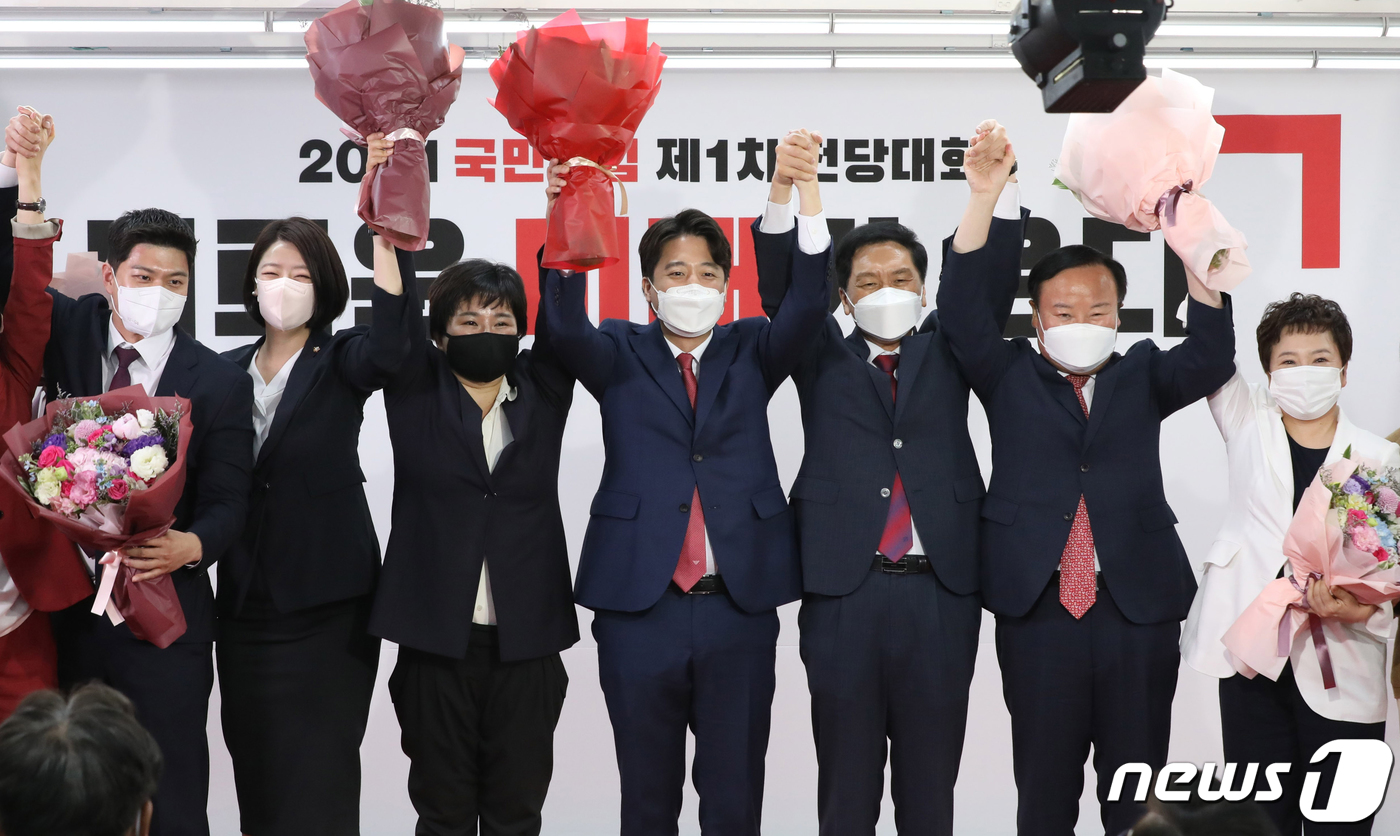 (서울=뉴스1) 오대일 기자 = 이준석 국민의힘 신임 대표(가운데)가 11일 오전 서울 영등포구 국민의힘 당사에서 열린 전당대회에서 신임 최고위원들과 함께 포즈를 취하고 있다. 오 …