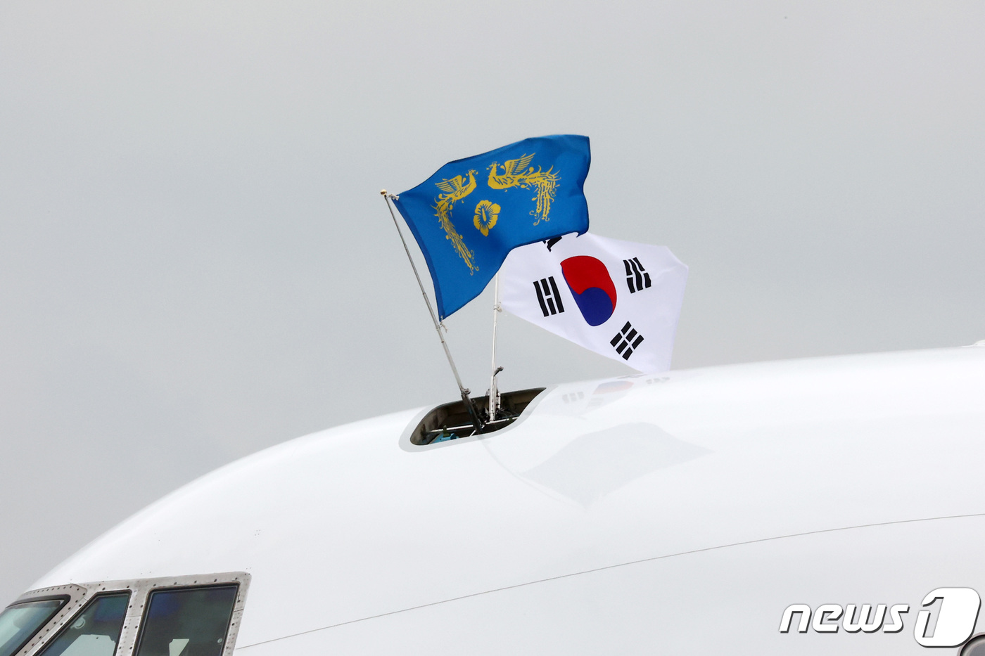 (성남=뉴스1) 조태형 기자 = 11일 오후 경기도 성남 서울공항에서 G7(주요 7개국) 정상회의 및 오스트리아·스페인 국빈방문을 위해 출국하는 문재인 대통령과 김정숙 여사가 탑승 …