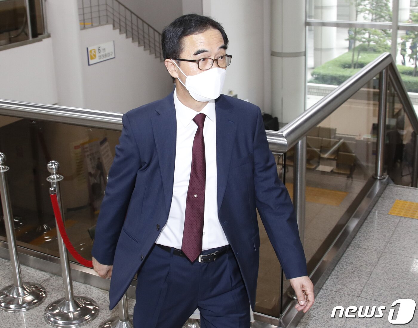 본문 이미지 - 조명균 전 청와대 통일외교안보정책비서관이 11일 서울 서초구 서울중앙지법에서 열린 'NLL 대화록 폐기 및 손상 혐의 파기환송심' 1차 공판에 출석하고 있다. 2021.06.11/뉴스1 ⓒ News1 권현진 기자