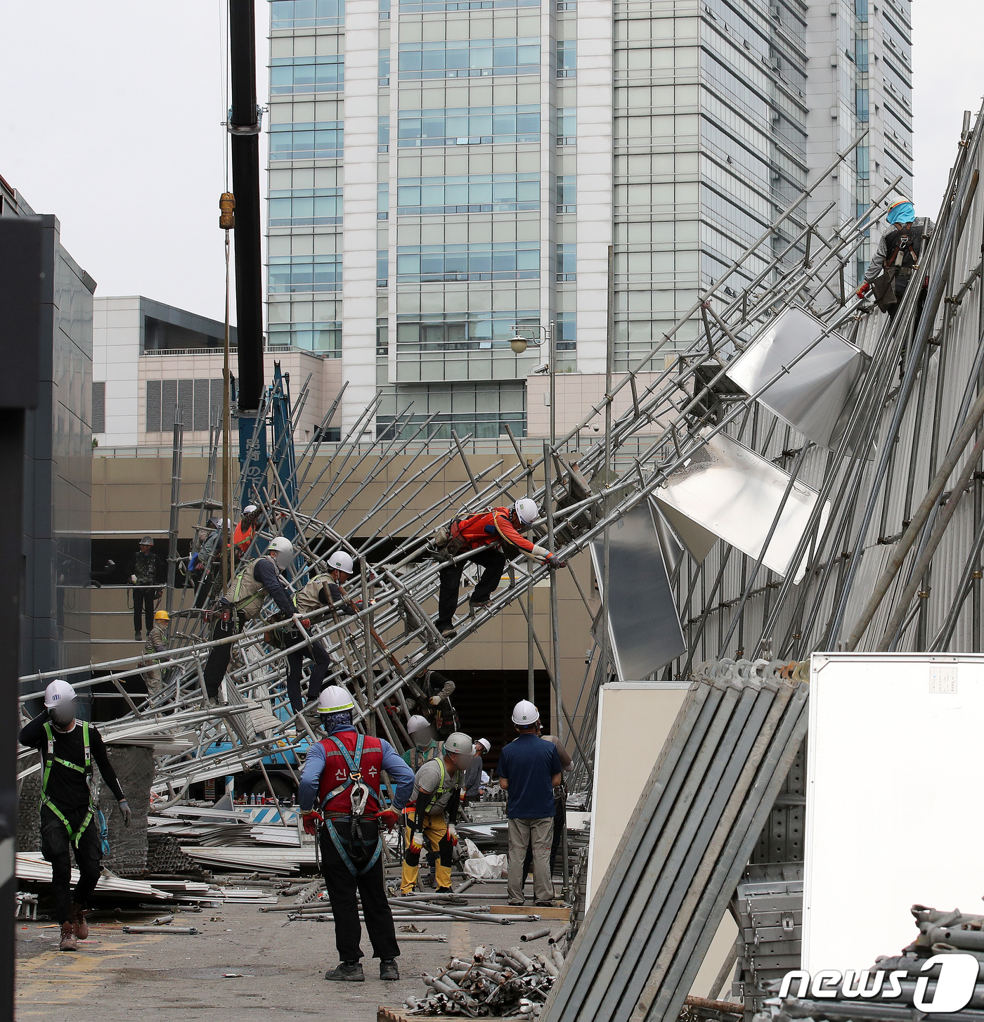 (서울=뉴스1) 김진환 기자 = 11일 오후 서울 서초구 반포동 쉐라톤 팔레스호텔 철거현장에서 인부들이 쓰러진 비계(작업자들이 높은 곳에서 딛고 일할 수 있도록 설치하는 발판)를 …