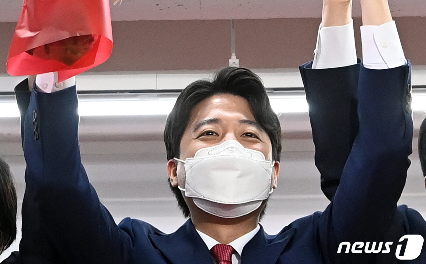 본문 이미지 - 이준석 국민의힘 신임 대표가 11일 서울 여의도 국민의힘 당사에서 열린 전당대회에서 당선 확정 후 기념촬영을 하고 있다.  오대일 기자