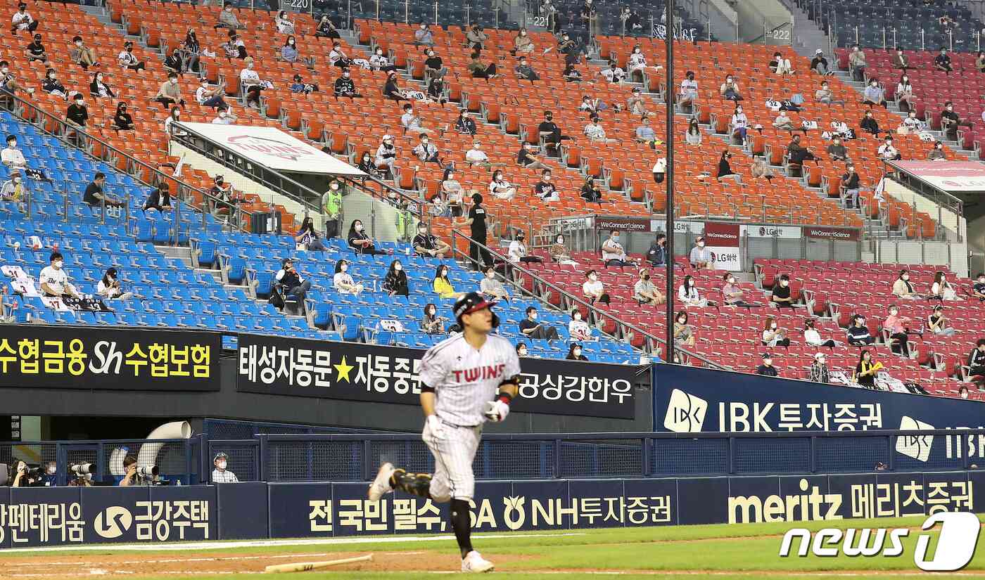 11일 오후 서울 잠실야구장에서 열린 '2021 신한은행 SOL KBO리그' 두산베어스와 LG트윈스의 경기에서 야구팬들이 경기를 관전하고 있다. 오는 14일부터 축구장, 야구장 등 실외 스포츠경기장의 입장 관중 수가 늘어난다. '사회적 거리두기' 1.5단계가 적용 중인 지역은 전체 좌석의 50%, 수도권 등 2단계 지역은 30%까지 관중이 입장할 수 있다. 김진환 기자