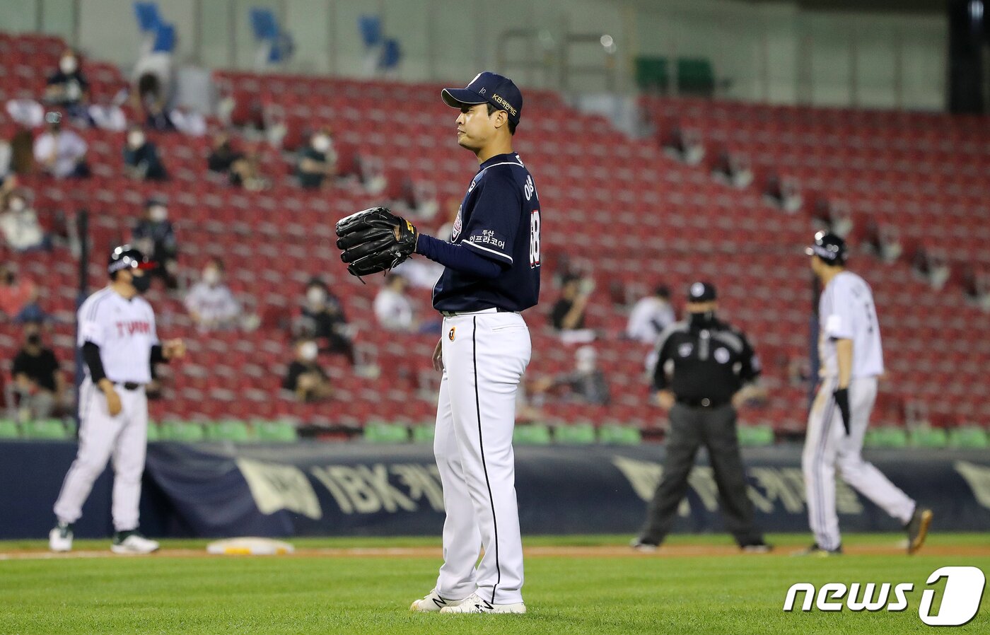 본문 이미지 - 11일 오후 서울 잠실야구장에서 열린 '2021 신한은행 SOL KBO리그' 두산베어스와 LG트윈스의 경기에서 두산 이형범이 8회말 2사 만루상황 밀어내기 볼넷을 허용 후 아쉬워하고 있다. 2021.6.11/뉴스1 ⓒ News1 김진환 기자