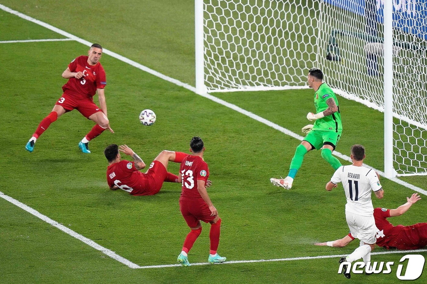 본문 이미지 - 유로 2020 개막전 첫 득점은 터키의 자책골이었다. ⓒ AFP=뉴스1