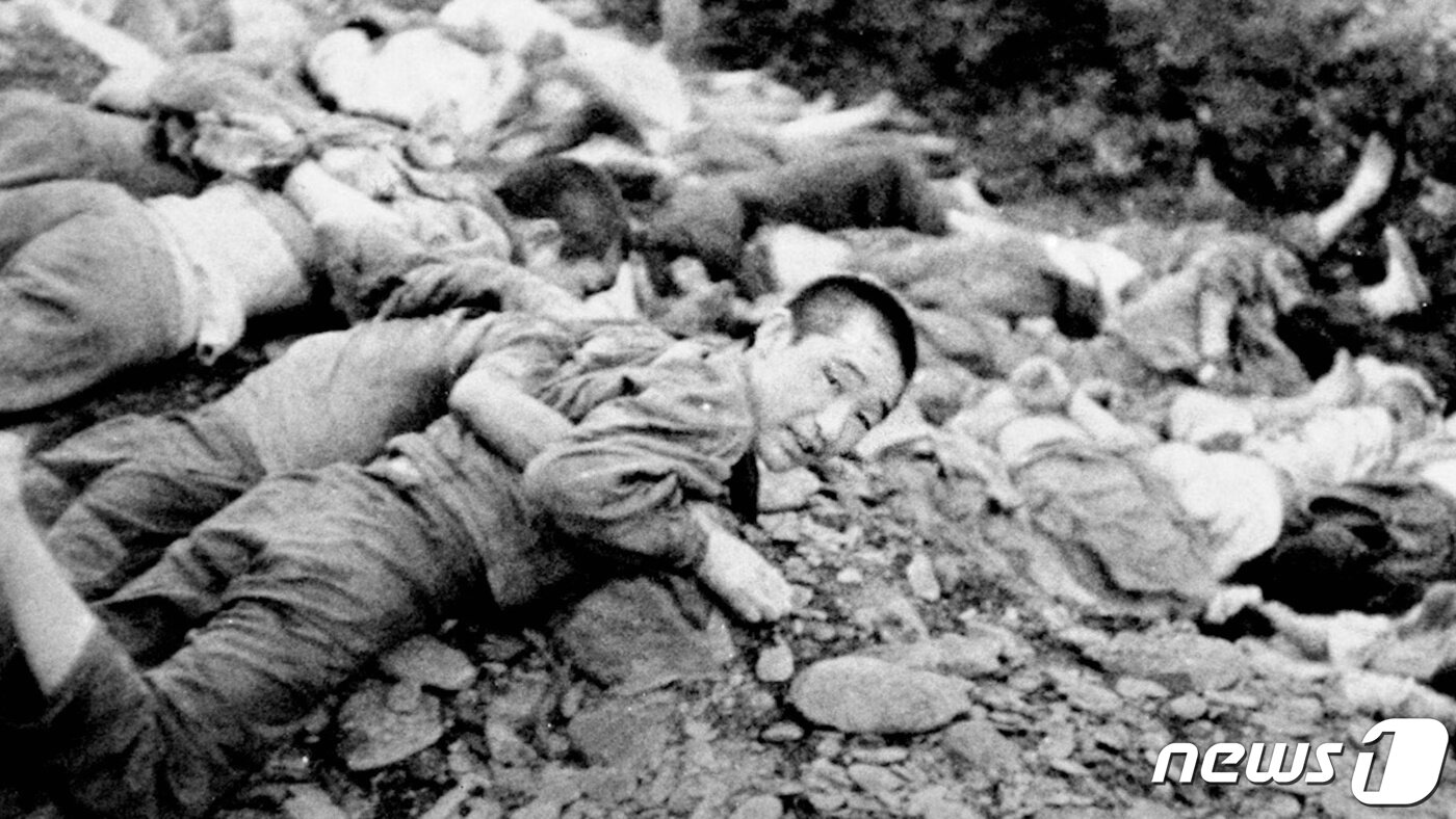 본문 이미지 - 1950년 6월 25일 한국전쟁 발발 직후 대전 산내 골령골에서 자행된 민간인 학살 관련 사진자료. (KBS 대전방송총국 제공) ⓒ뉴스1