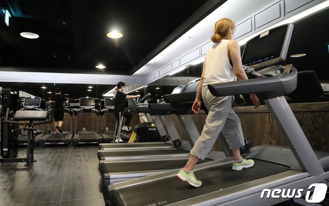 본문 이미지 - 헬스장에서 런닝머신 운동을 하는 모습. /뉴스1 DB ⓒ News1 박세연 기자