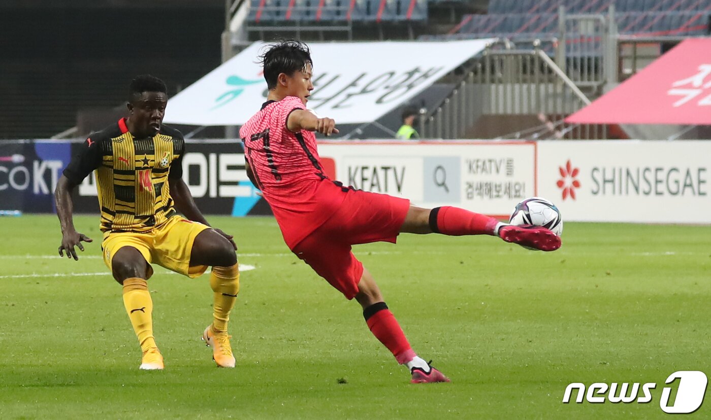 본문 이미지 - 12일 오후 제주 서귀포시 제주월드컵경기장에서 열린 하나은행 초청 올림픽대표팀 친선경기 대한민국과 가나의 경기 전반전에서 대한민국 이승우가 킥을 하고 있다. 2021.6.12/뉴스1 ⓒ News1 오현지 기자
