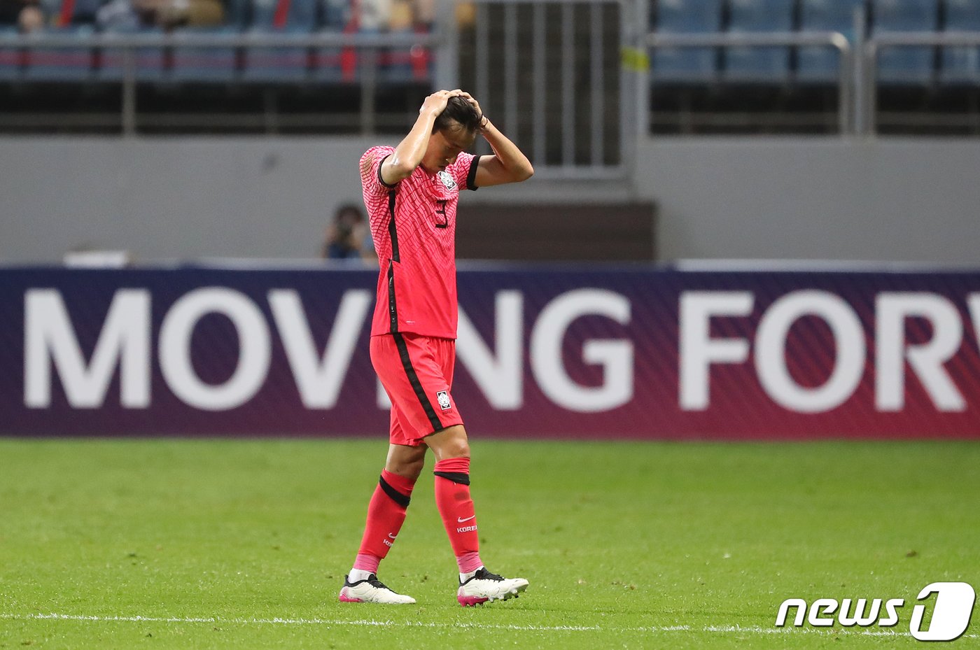 본문 이미지 - 12일 오후 제주도 서귀포시 제주월드컵경기장에서 열린 U-24 올림픽 축구대표팀 친선경기 대한민국과 가나의 경기에서 김진야가 레드카드를 받은 후 경기장을 나서고 있다. 2021.6.12/뉴스1 ⓒ News1 이재명 기자