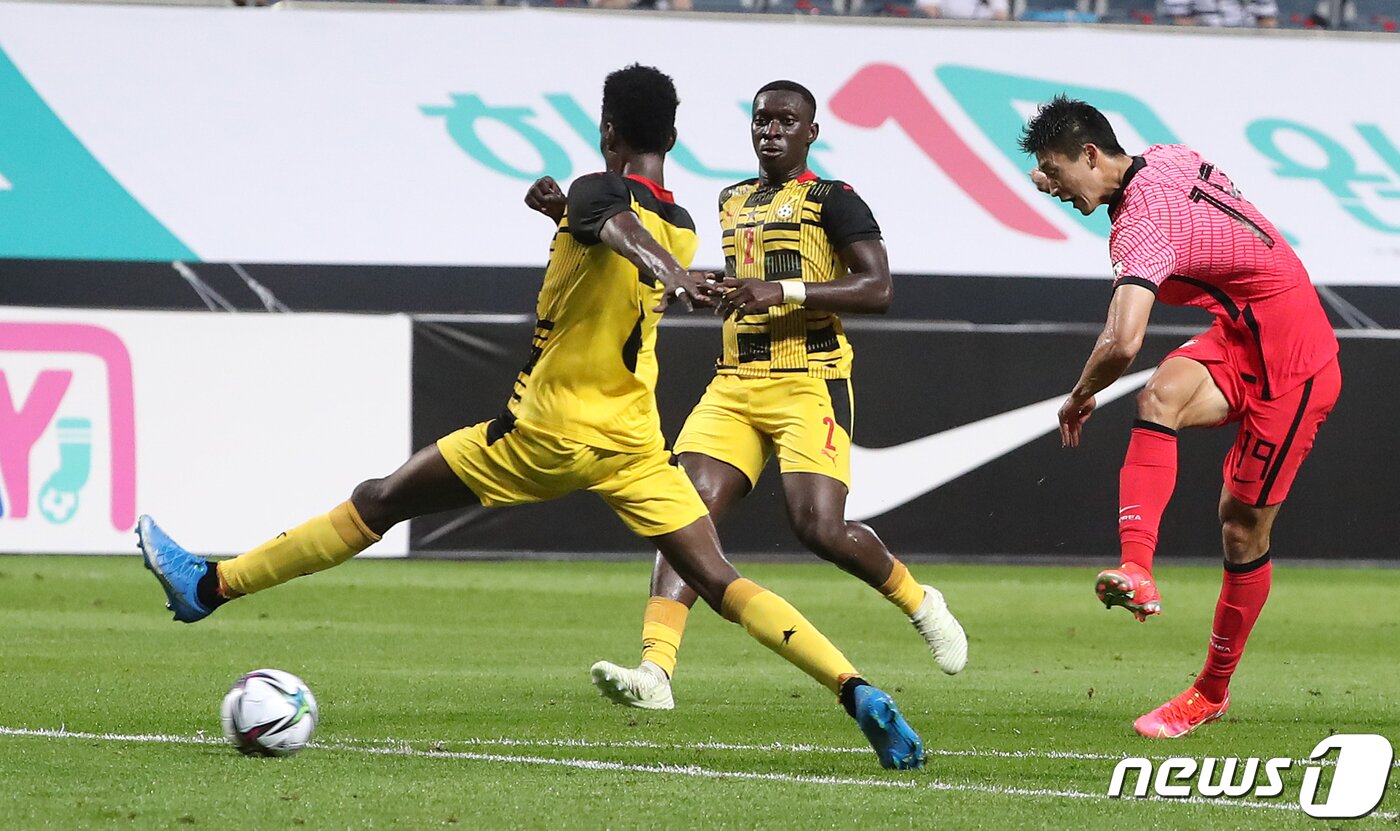 본문 이미지 - 12일 오후 제주도 서귀포시 제주월드컵경기장에서 열린 U-24 올림픽 축구대표팀 친선경기 대한민국과 가나의 경기에서 조규성이 슈팅을 하고 있다. 2021.6.12/뉴스1 ⓒ News1 DB