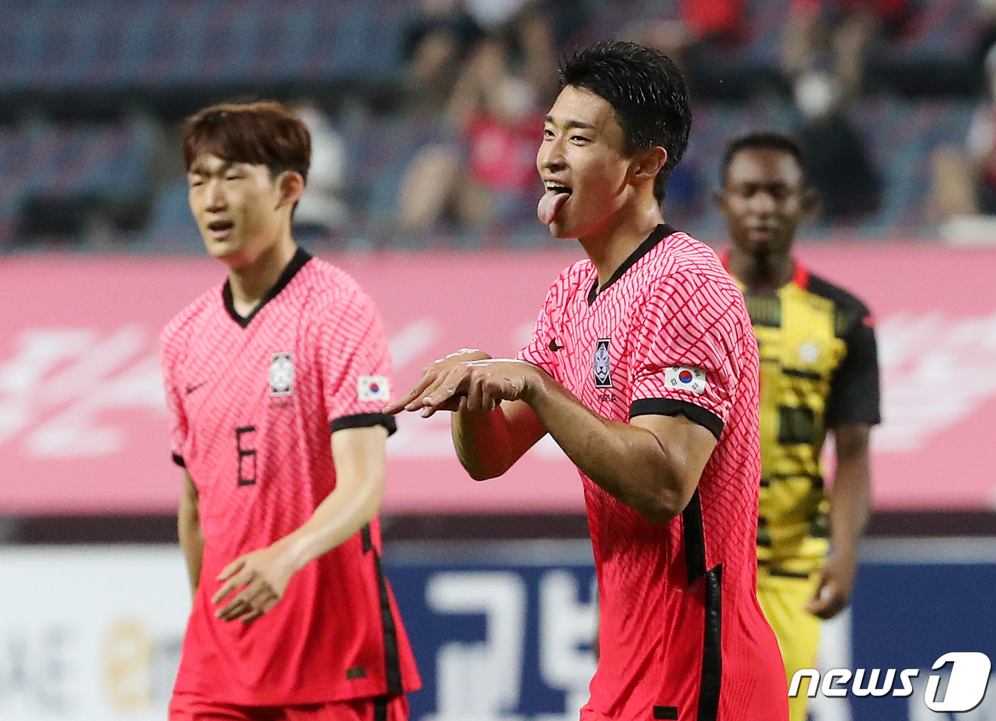 (서귀포=뉴스1) 이재명 기자 = 12일 오후 제주도 서귀포시 제주월드컵경기장에서 열린 U-24 올림픽 축구대표팀 친선경기 대한민국과 가나의 경기에서 조규성이 골을 넣은 후 세리머 …