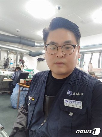 본문 이미지 - 작업실에서 근무하는 김정봉 전국금속노조 종로주얼리분회장. (본인 제공) ⓒ 뉴스1