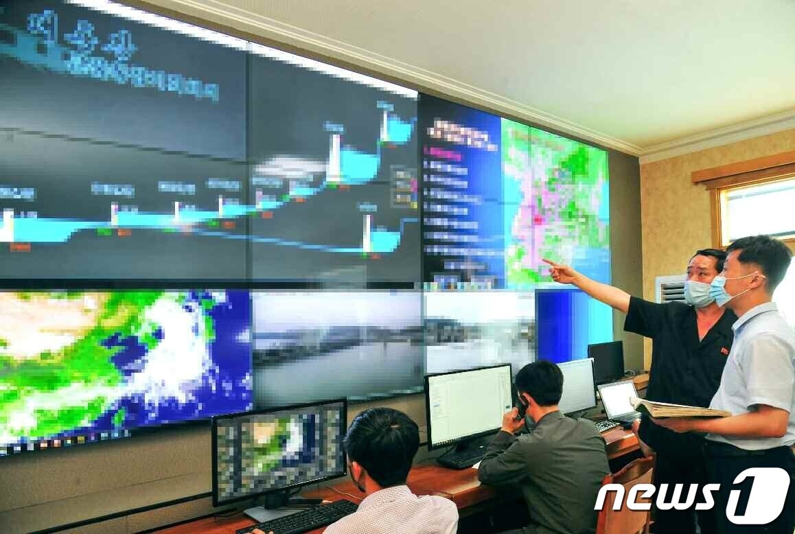 본문 이미지 - (평양 노동신문=뉴스1) = 북한 노동당 기관지 노동신문은 기상수문국, 국가비상재해위원회 일꾼들이 큰물 예보사업을 과학화하기 위해 노력하면서 재해성 기후 현상에 대처할 수 있는 위기대응책을 세워나가고 있다고 설명했다. [국내에서만 사용가능. 재배포 금지. DB 금지. For Use Only in the Republic of Korea. Redistribution Prohibited] rodongphoto@news1.kr