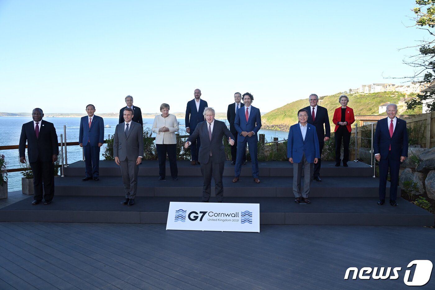 본문 이미지 - G7 정상회의 참석차 영국을 방문한 문재인 대통령(앞줄 오른쪽 두 번째)이 12일(현지시간) 영국 콘월 카비스베이 양자회담장 앞에서 참가국 정상들과 기념사진을 촬영하고 있다. (G7 정상회의 제공)