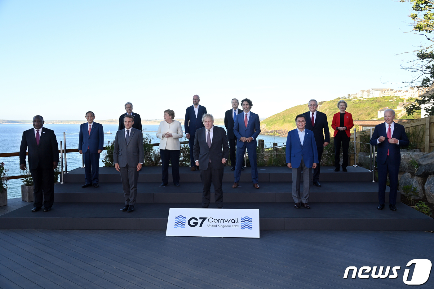 (서울=뉴스1) = G7 정상회의 참석차 영국을 방문한 문재인 대통령(앞줄 왼쪽 두 번째)이 12일(현지시간) 영국 콘월 카비스베이 양자회담장 앞에서 참가국 정상들과 기념사진을 촬 …