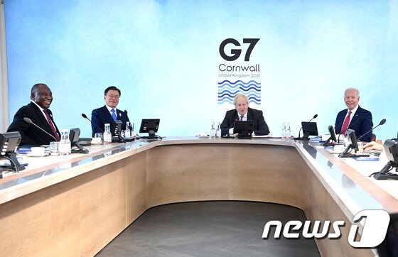 G7 Á¤»óȸÀÇ Âü¼®Â÷ ¿µ±¹À» ¹æ¹®ÇÑ ¹®ÀçÀÎ ´ëÅë·ÉÀÌ 12ÀÏ(ÇöÁö½Ã°£) ¿µ±¹ ÄÜ¿ù Ä«ºñ½ºº£ÀÌ¿¡¼ ¿¸° G7 È®´ëȸÀÇ 1¼¼¼Ç¿¡¼ °¢±¹ Á¤»óµé°ú ȯ´ãÀ» ³ª´©°í ÀÖ´Ù. ¿ÞÂʺÎÅÍ ½Ã¸± ¶ó¸¶Æ÷»ç ³²¾Æ°ø ´ëÅë·É, ¹® ´ëÅë·É, º¸¸®½º Á¸½¼ ¿µ±¹ ÃѸ®, Á¶ ¹ÙÀÌµç ¹Ì±¹ ´ëÅë·É. À̳¯ ȸÀÇ¿¡´Â G7ȸ¿ø±¹(¿µ±¹‧¹Ì±¹‧µ¶ÀÏ‧ÇÁ¶û½º‧ÀϺ»‧ÀÌÅ»¸®¾Æ‧ij³ª´Ù) Á¤»ó ¿Ü¿¡ Çѱ¹‧È£ÁÖ‧³²¾ÆÇÁ¸®Ä«°øÈ±¹ µî 3°³±¹ Á¤»óÀÌ ÇÔ²² Âü¼®Çß´Ù.(G7 Á¤»óȸÀÇ Á¦°ø) 2021.6.13/´º½º1