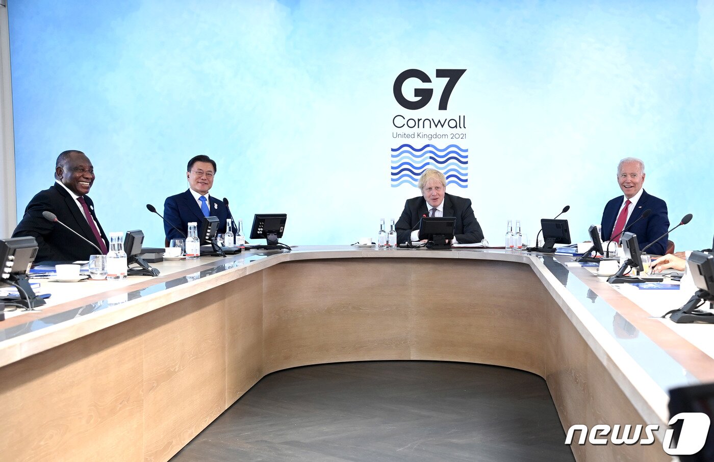 본문 이미지 - G7 정상회의 참석차 영국을 방문한 문재인 대통령이 12일&#40;현지시간&#41; 영국 콘월 카비스베이에서 열린 G7 확대회의 1세션에서 각국 정상들과 환담을 나누고 있다. 왼쪽부터 시릴 라마포사 남아공 대통령, 문 대통령, 보리스 존슨 영국 총리, 조 바이든 미국 대통령. 이날 회의에는 G7회원국&#40;영국‧미국‧독일‧프랑스‧일본‧이탈리아‧캐나다&#41; 정상 외에 한국‧호주‧남아프리카공화국 등 3개국 정상이 함께 참석했다.&#40;G7 정상회의 제공&#41; 2021.6.13/뉴스1