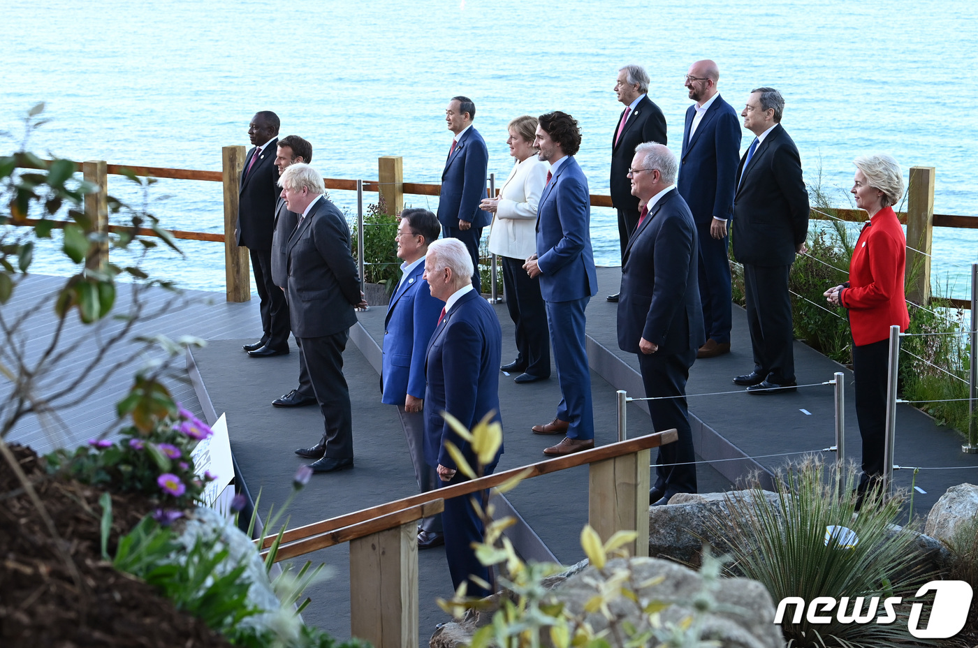 (서울=뉴스1) = G7 정상회의 참석차 영국을 방문한 문재인 대통령(앞줄 오른쪽 두 번째)이 12일(현지시간) 영국 콘월 카비스베이 양자회담장 앞에서 기념사진을 촬영하고 있다.( …