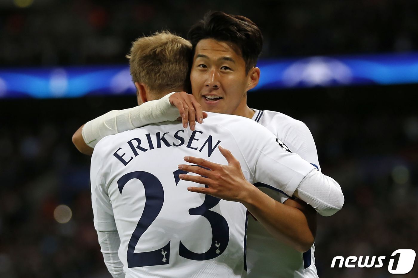 본문 이미지 - 토트넘 시절 에릭센과 손흥민. ⓒ AFP=뉴스1