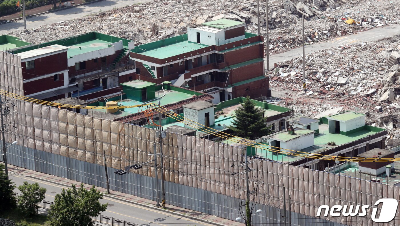 본문 이미지 - 정부는 2021년 6월 9일 발생한 광주 동구 철거 건축물 붕괴사고와 관련해 전국 철거공사 현장점검을 시행하기로 했다. 사진은 경기도의 한 철거공사 현장. (사진은 기사와 관련 없음) /뉴스1 ⓒ News1 김명섭 기자