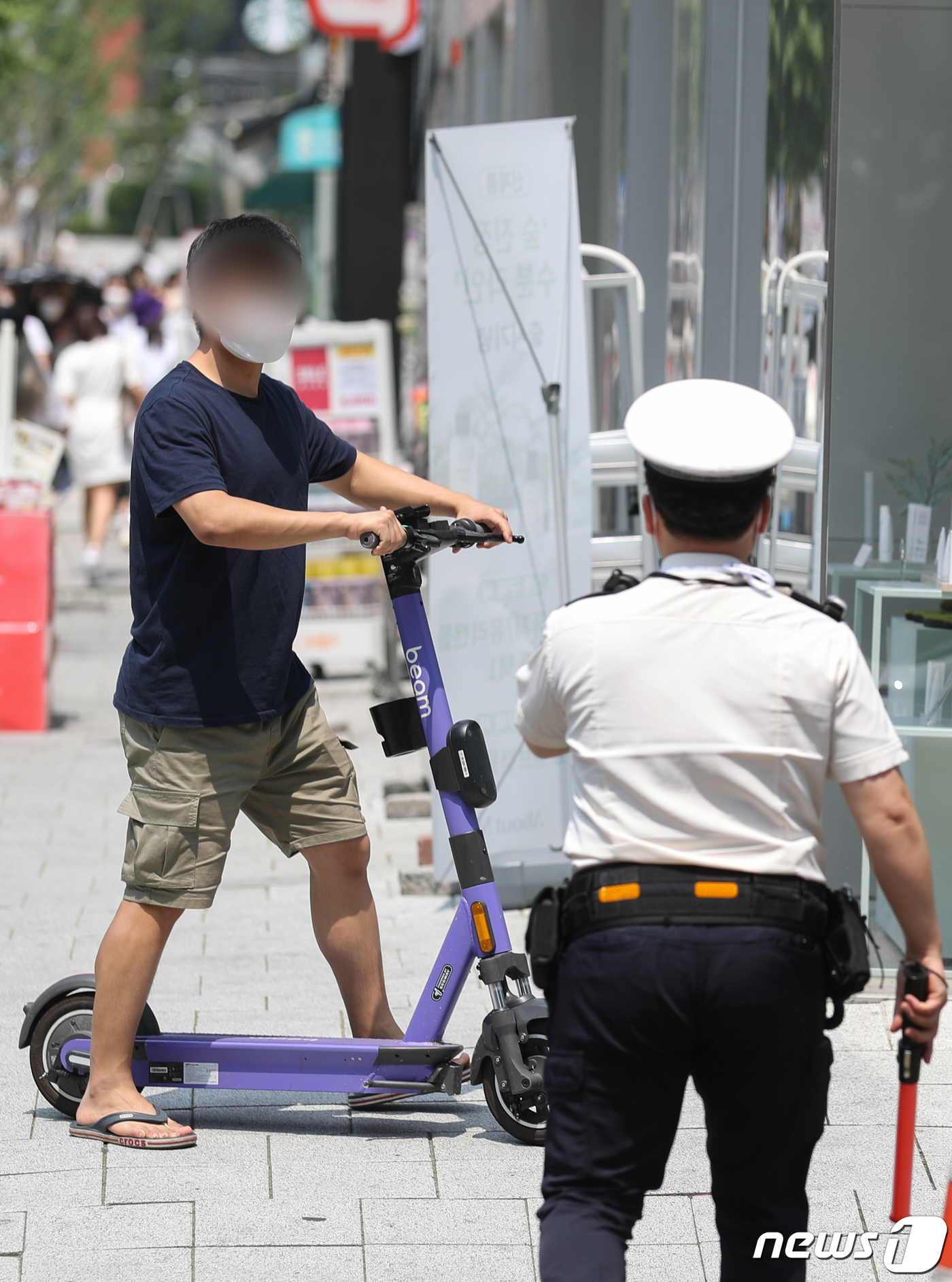 (서울=뉴스1) 성동훈 기자 = 개인형 이동장치(PM) 운전자의 안전 강화를 위한 도로교통법 개정안이 시행된 13일 오후 서울 시내에서 경찰이 헬멧을 미착용한 공유형 전동 킥보드를 …