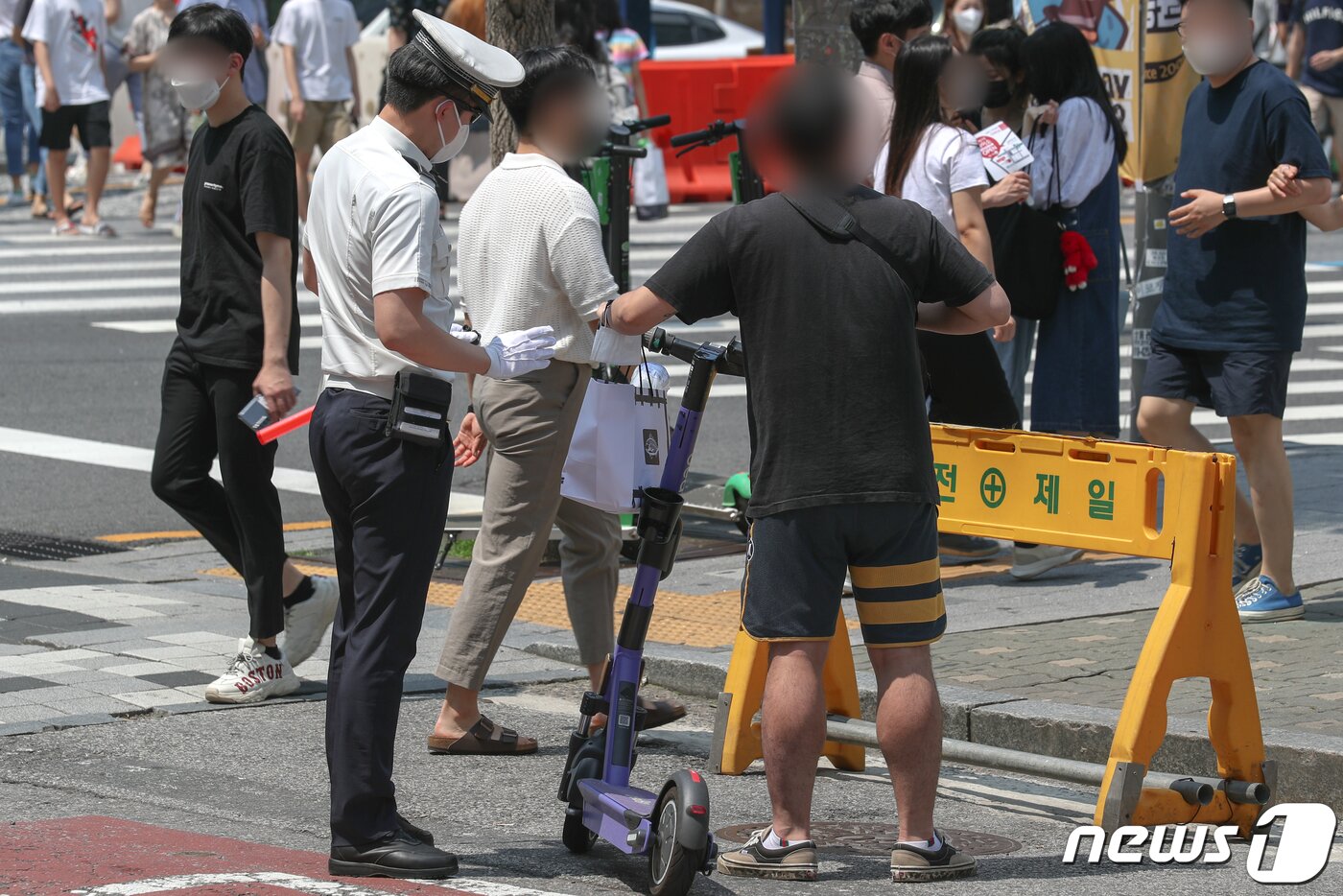 본문 이미지 - 서울 시내에서 경찰이 헬멧을 미착용한 공유형 전동 킥보드를 이용자를 단속하고 있다. 2021.6.13/뉴스1 ⓒ News1 성동훈 기자