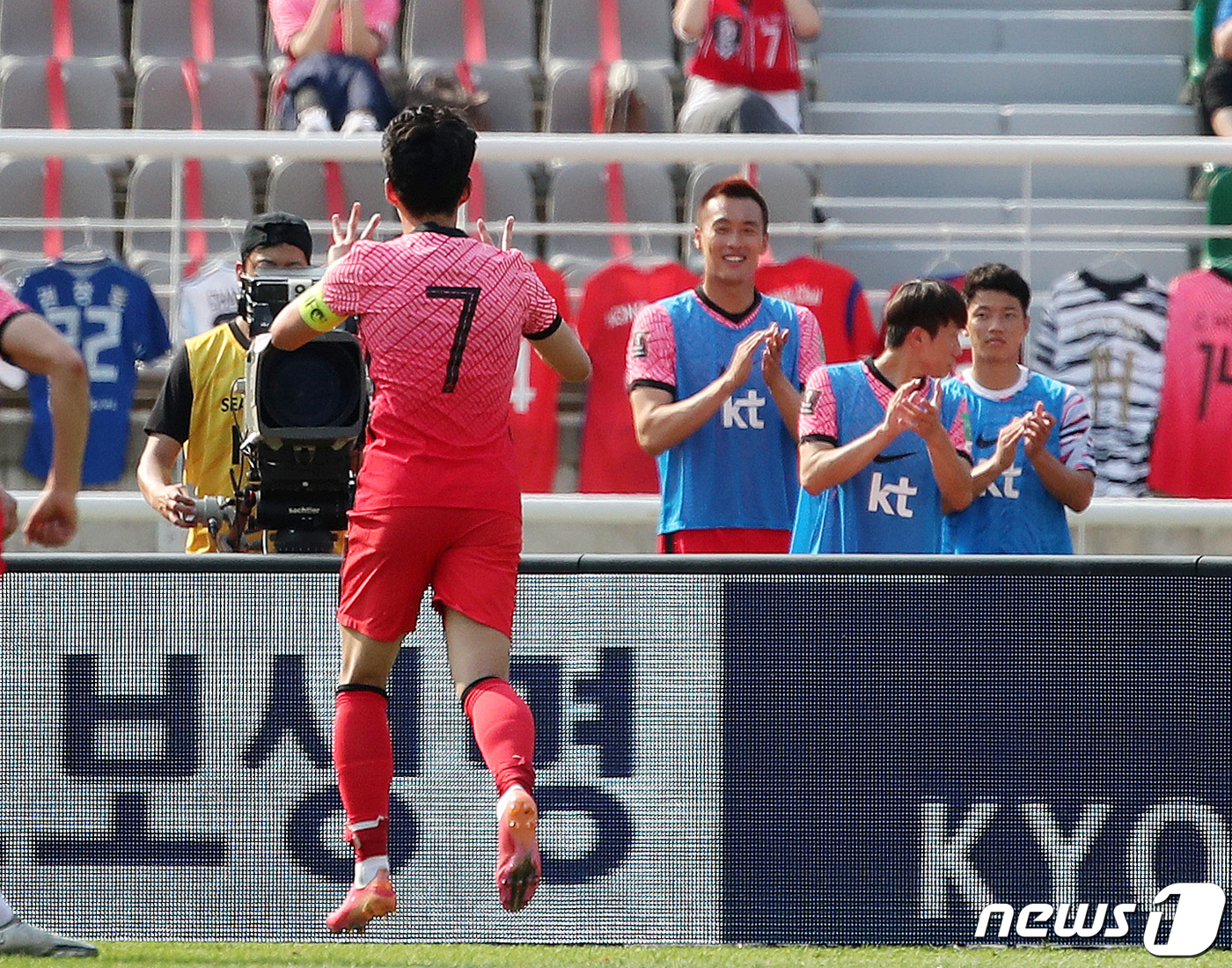 (고양=뉴스1) 김진환 기자 = 13일 오후 경기 고양시 고양종합운동장에서 열린 2022 국제축구연맹(FIFA) 카타르 월드컵 아시아지역 2차 예선 대한민국과 레바논의 경기 후반전 …