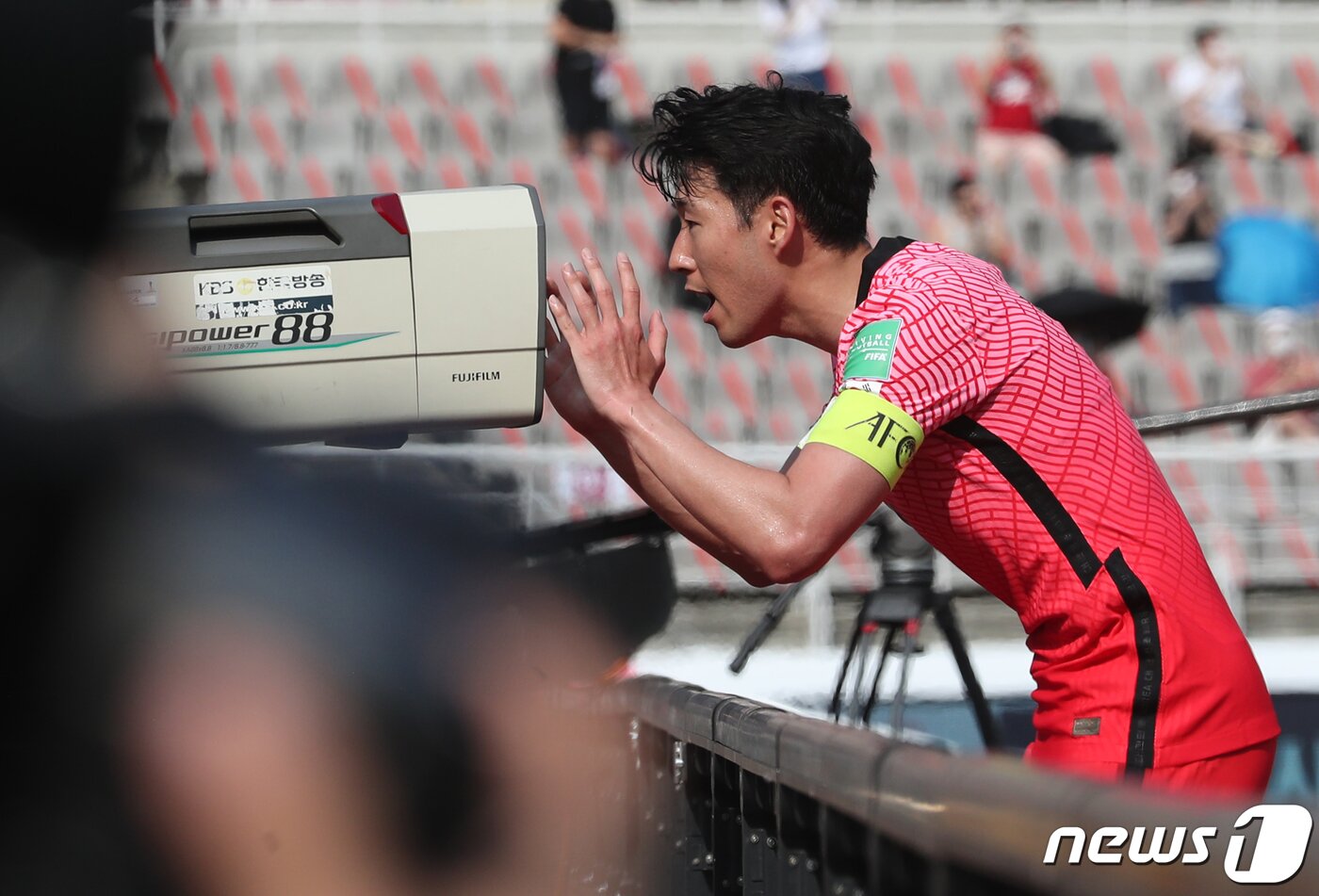 본문 이미지 - 13일 오후 경기 고양시 고양종합운동장에서 열린 2022 국제축구연맹(FIFA) 카타르 월드컵 아시아지역 2차 예선 대한민국과 레바논 경기 후반전에 손흥민이 페널틱킥을 성공시키고 토트넘에서 함께 했던 크리스티안 에릭센 선수를 응원하는 세리머니를 하고 있다.  송원영 기자