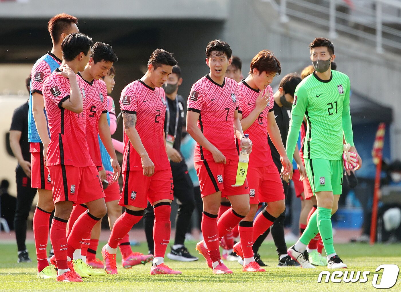 본문 이미지 - 13일 오후 경기 고양시 고양종합운동장에서 열린 2022 국제축구연맹(FIFA) 카타르 월드컵 아시아지역 2차 예선 대한민국과 레바논의 경기에서 2대1 승리를 거둔 대한민국 손흥민(가운데)을 비롯한 선수들이 응원 온 팬들에게 인사하기 위해 그라운드 중앙으로 이동하고 있다.  김진환 기자