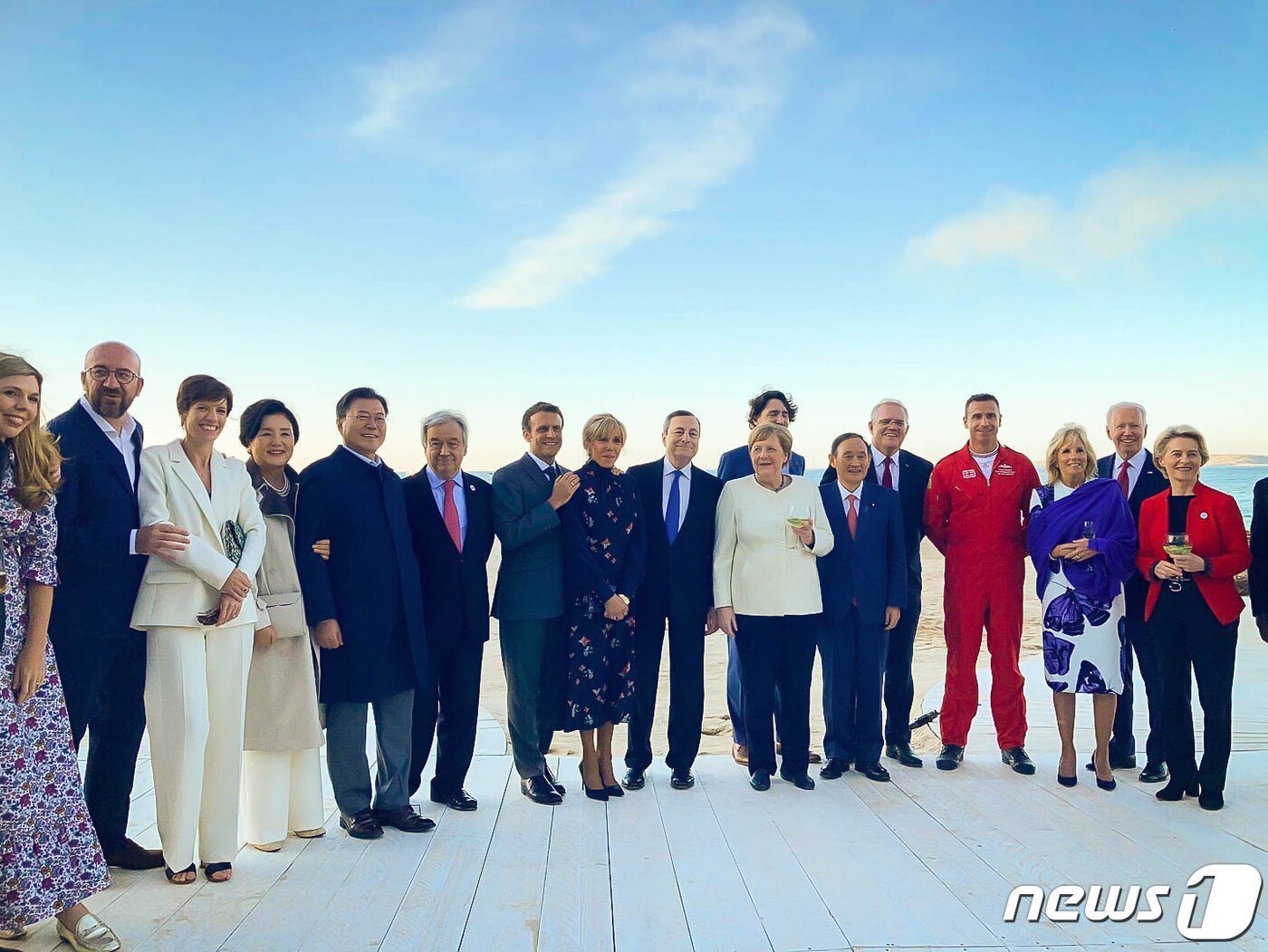 본문 이미지 - G7 정상회의 참석차 영국을 방문중인 문재인 대통령이 12일&#40;현지시간&#41; 영국 콘월 카비스베이에서 참가국 정상 내외들과 영국 특수비행팀 &#39;레드 애로우&#39;의 G7 정상회의 축하 비행을 관람한 뒤 기념촬영을 있다.&#40;청와대 페이스북&#41; 2021.6.13/뉴스1